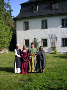 Gewandete Gäste vor dem Hammerschloss